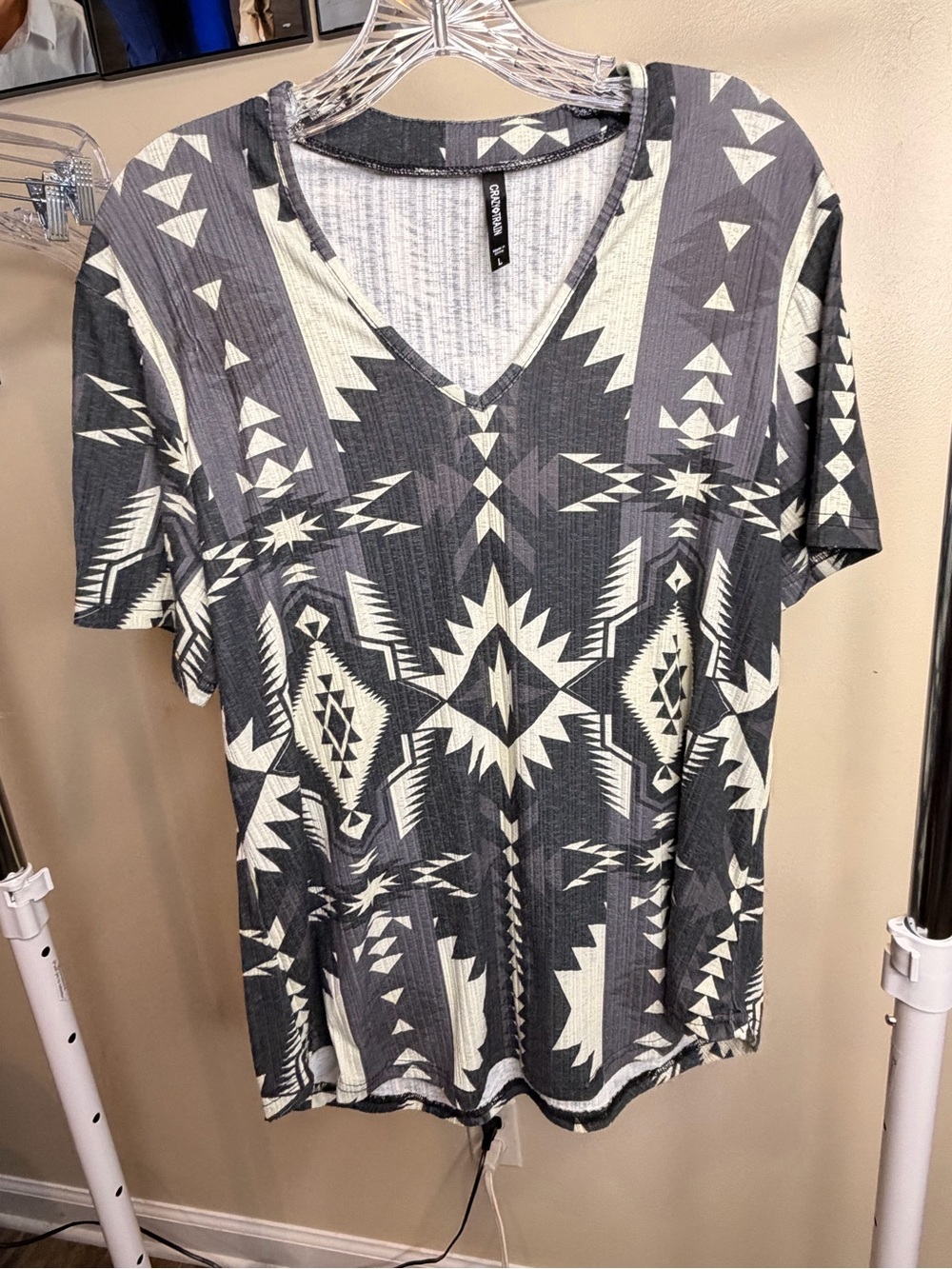 Crazy Train Geometric V-Neck Tee - Gray & Cream